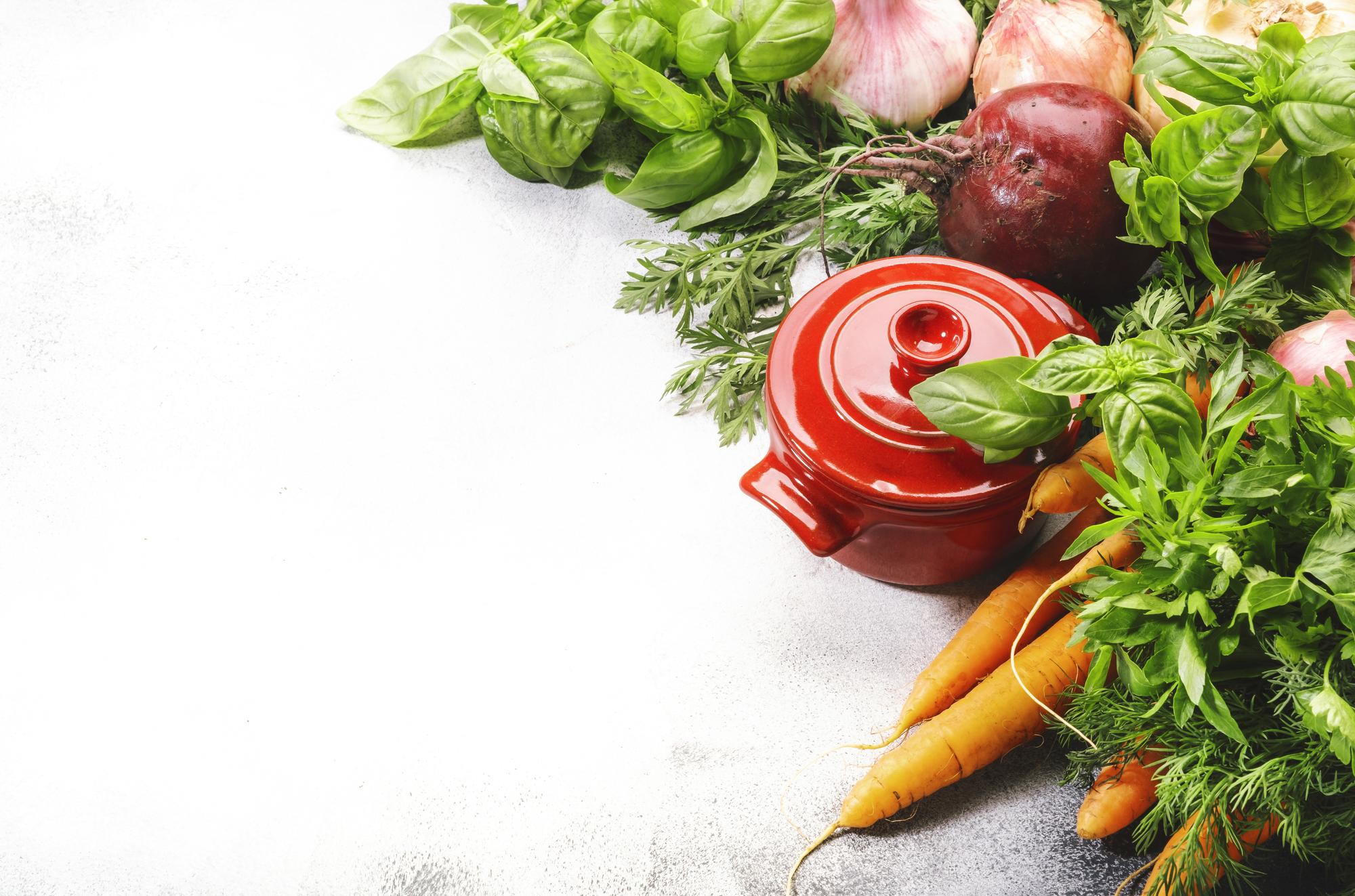 Ingredienti freschi disposti per una ricetta