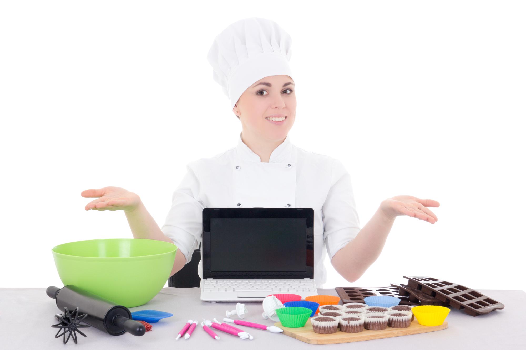 Chef in una cucina moderna che insegna online